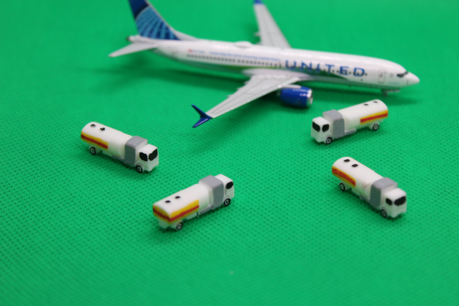 Airport Fuel Truck 1:400 scale